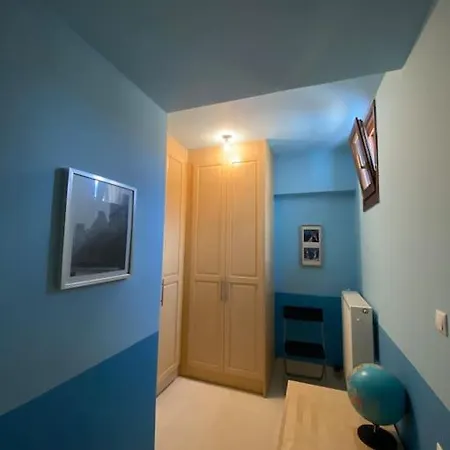 Georges Galaxidi, Family, Pool And Garden