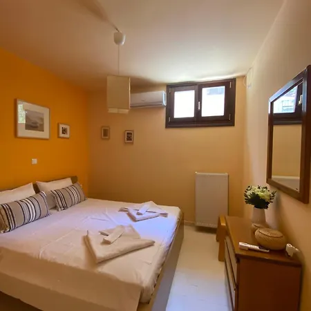 Georges Galaxidi, Family, Pool And Garden فيلة *